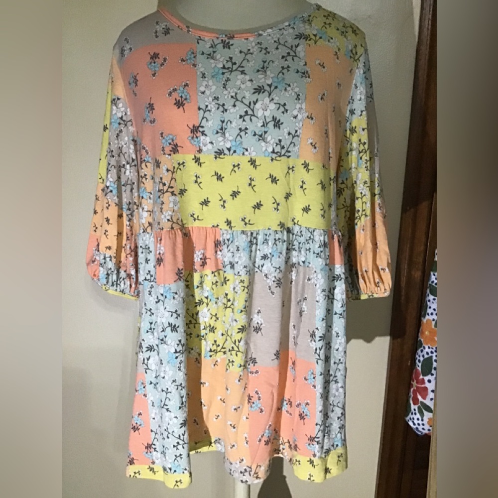 Women’s simply chic boutique, size a large top/blouse/tunic new with tags
